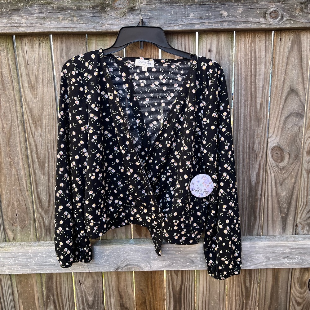 👗Love & Joy black floral top